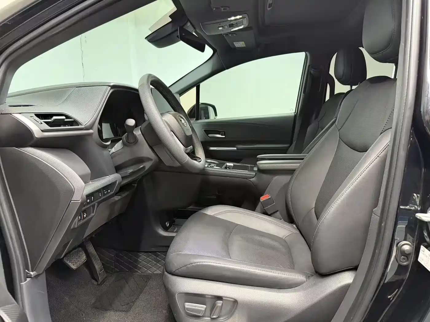 Toyota Sienna 2024 2.5L Hybrid 4WD Premium Edition фото 5