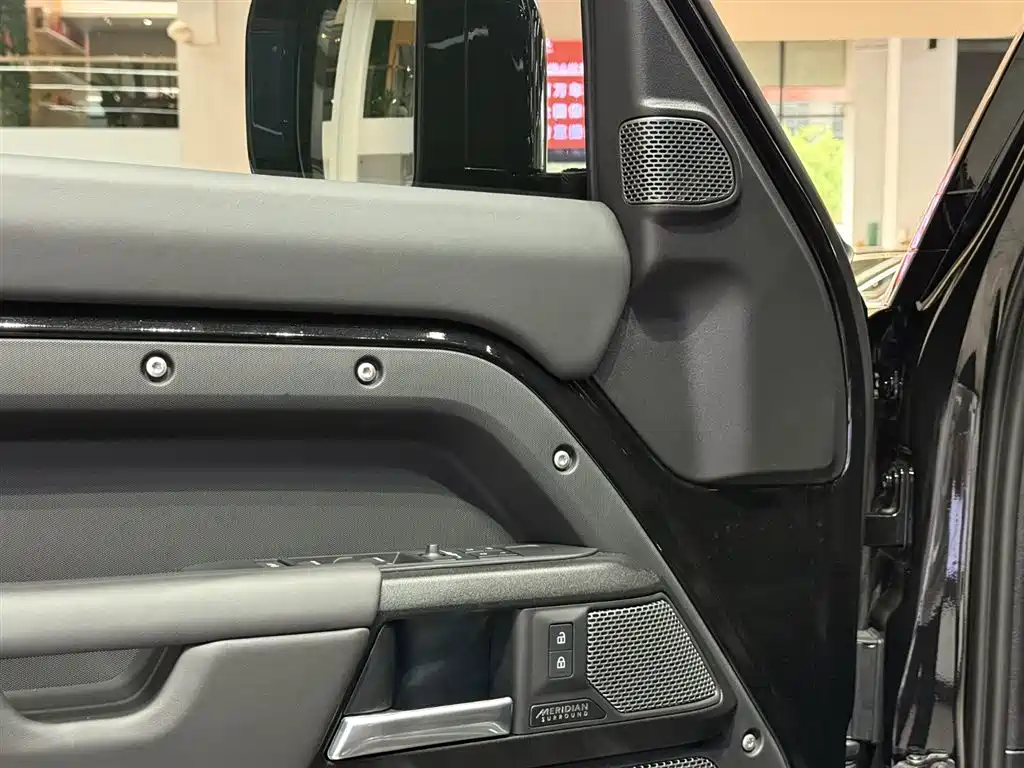 Land Rover Defender 2024 110 5.0T V8 фото 9