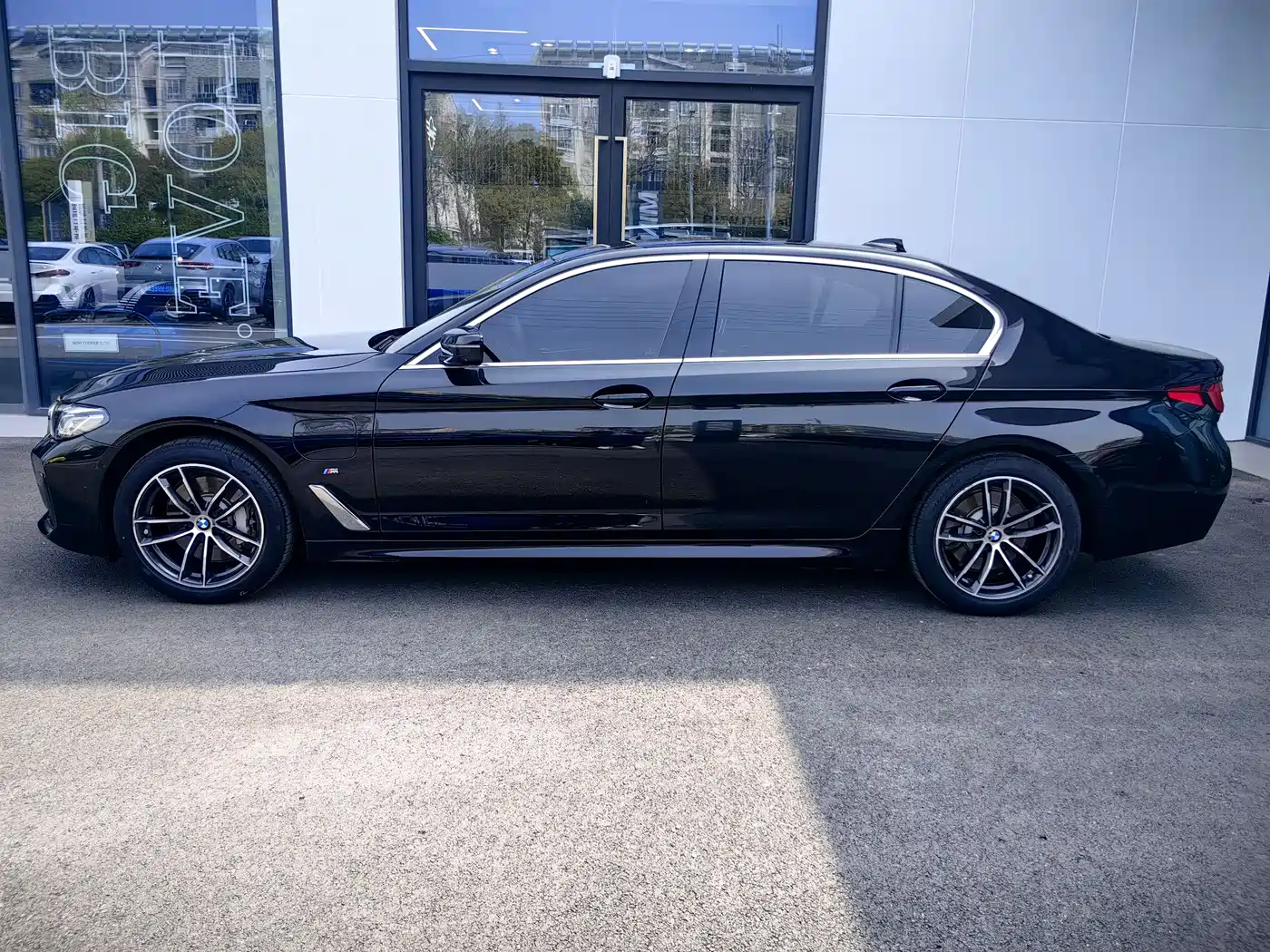 BMW 5 Series New Energy 2021 535Le M Sport Package фото 3