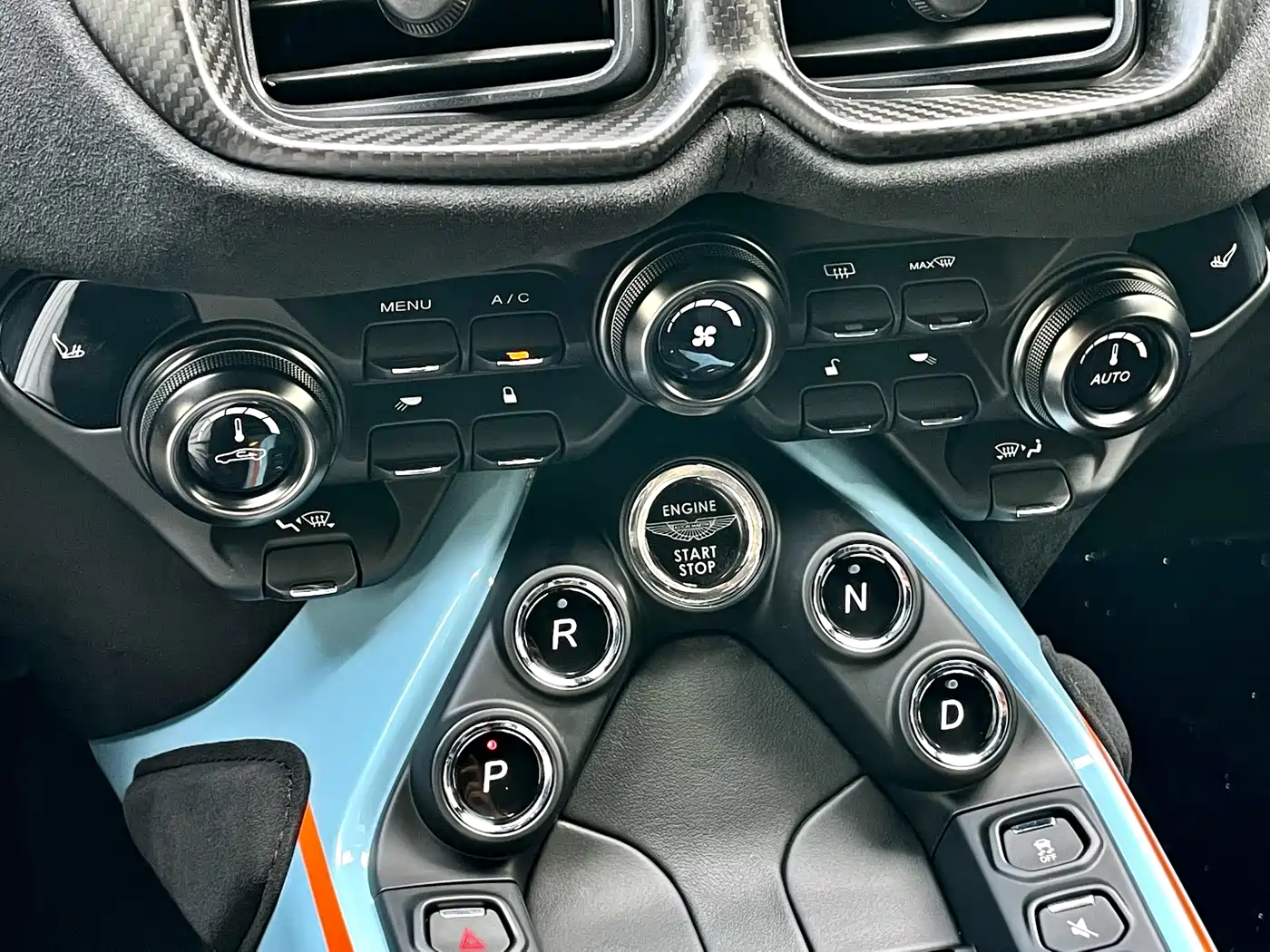 ASTON MARTIN V8 VANTAGE