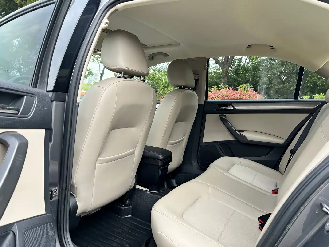 Volkswagen Santana 2013 1.6L Automatic Comfort Edition фото 8