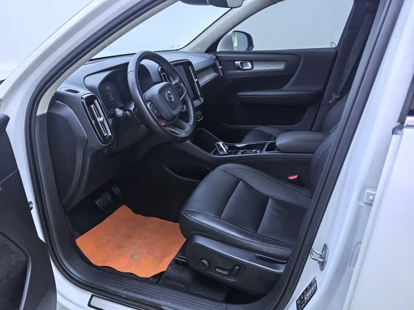 Фото 6 - Volvo XC40