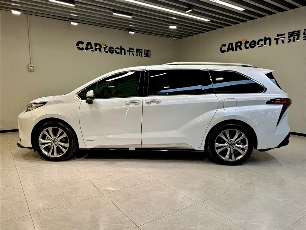 Toyota Sienna 2023 2.5L Hybrid Platinum Edition фото 7