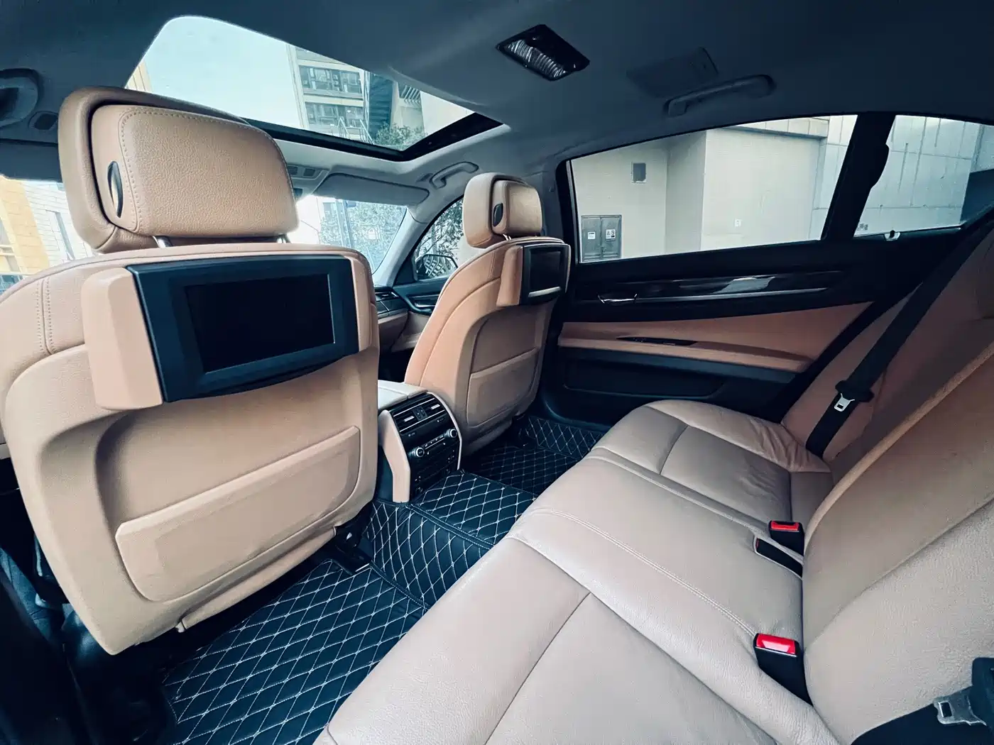 BMW 7 Series 2009 Model 740Li Leading Edition фото 10