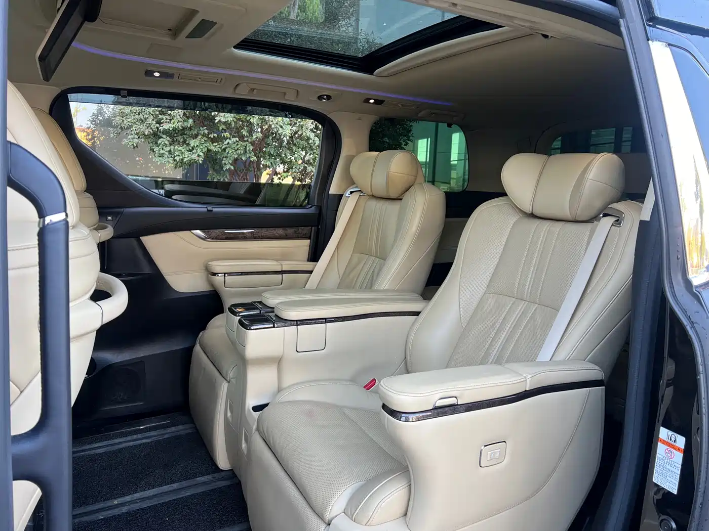 Toyota Vellfire 2019 Hybrid 2.5L HV Premium Edition фото 4