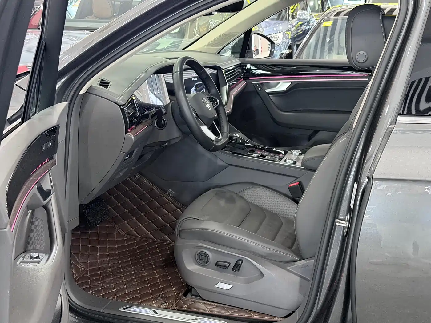 Volkswagen Touareg 2023 3.0TSI R-Line Classic Sports Package фото 7