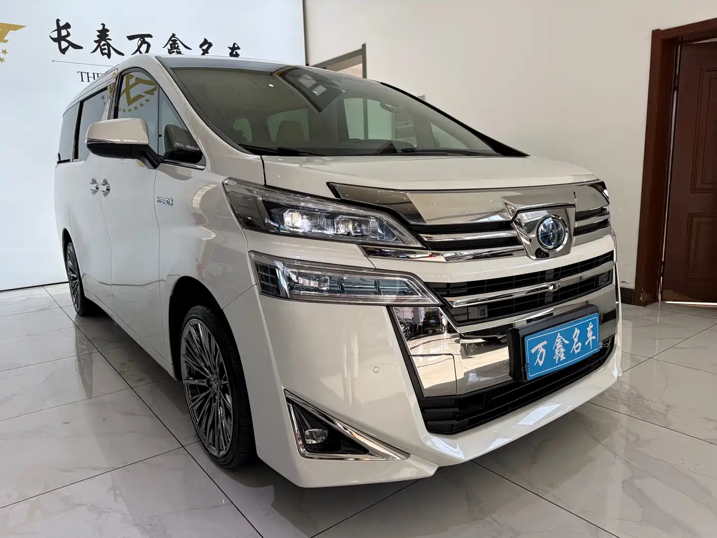 Toyota Vellfire 2020 Twin Engine 2.5L HV Premium Edition фото 3