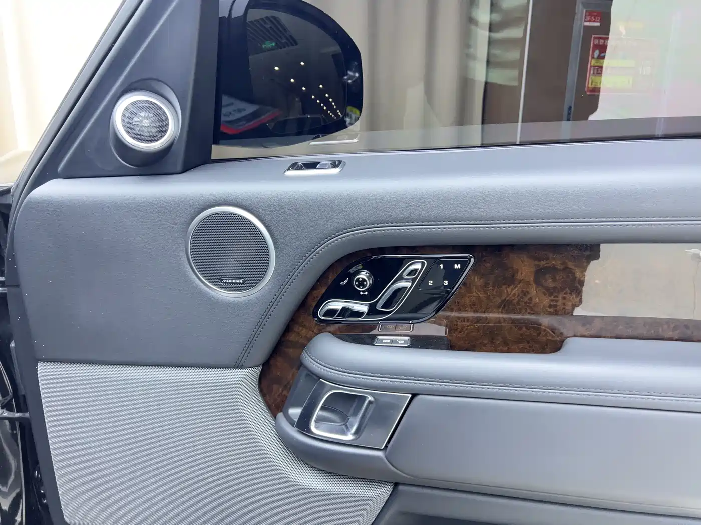 Land Rover Range Rover 2020 3.0 L6 Heritage Extended Edition фото 5