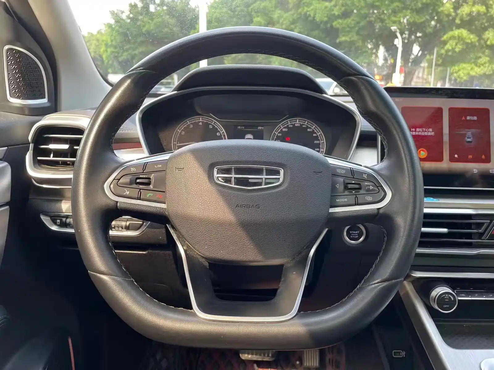 Фото 16 - Geely Coolray