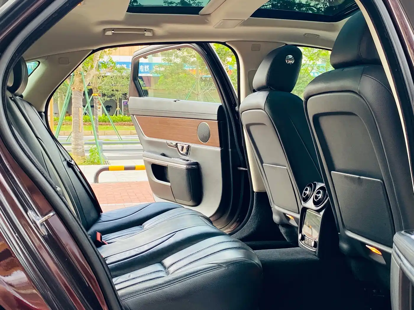 Photo 13 - Jaguar XJ