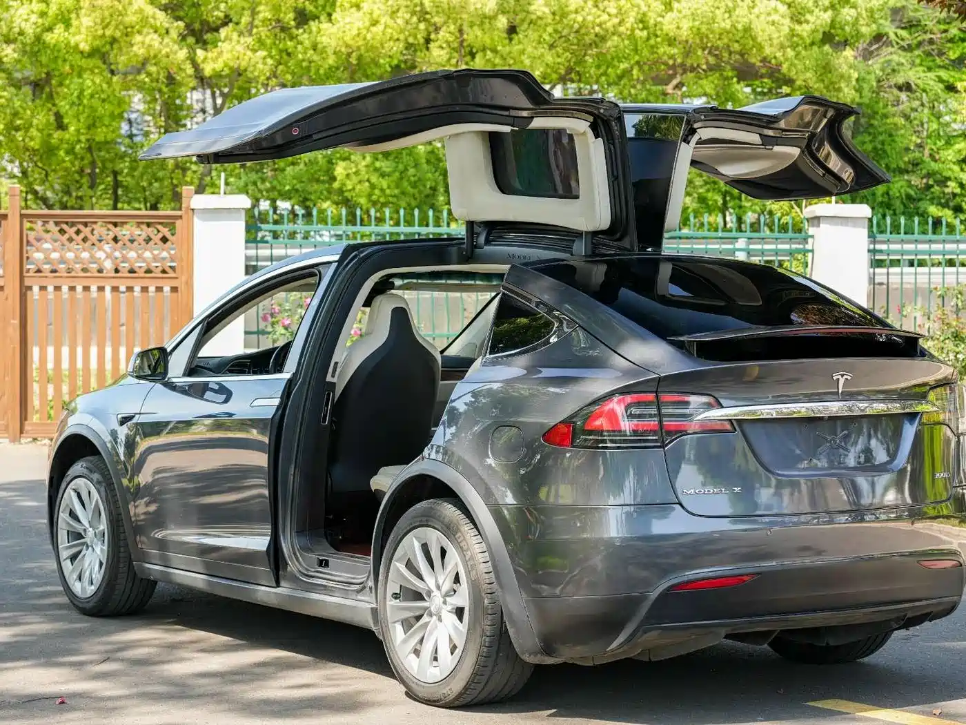TESLA MODEL X