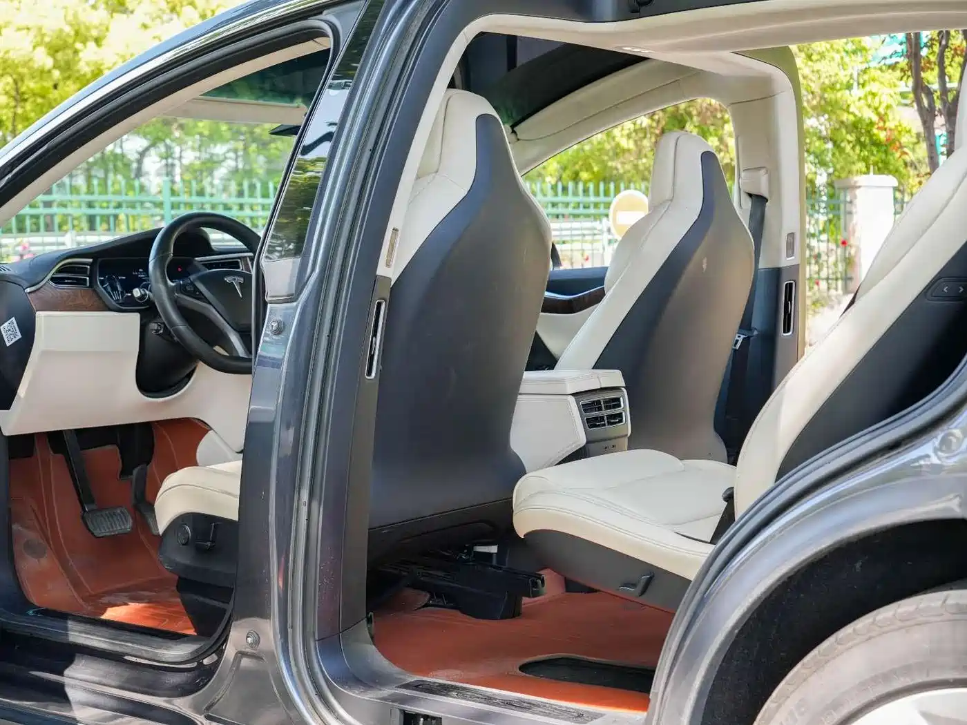 TESLA MODEL X