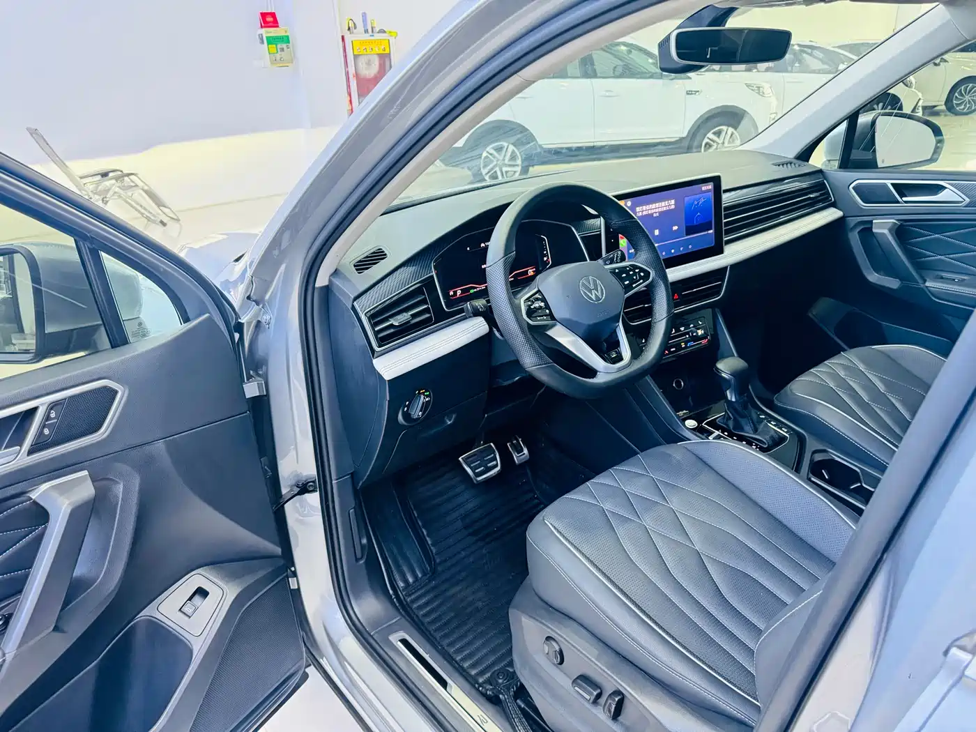 Volkswagen Tiguan L 2022 330TSI Auto 2WD R-Line Premium Edition фото 6