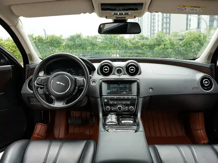 JAGUAR XJ