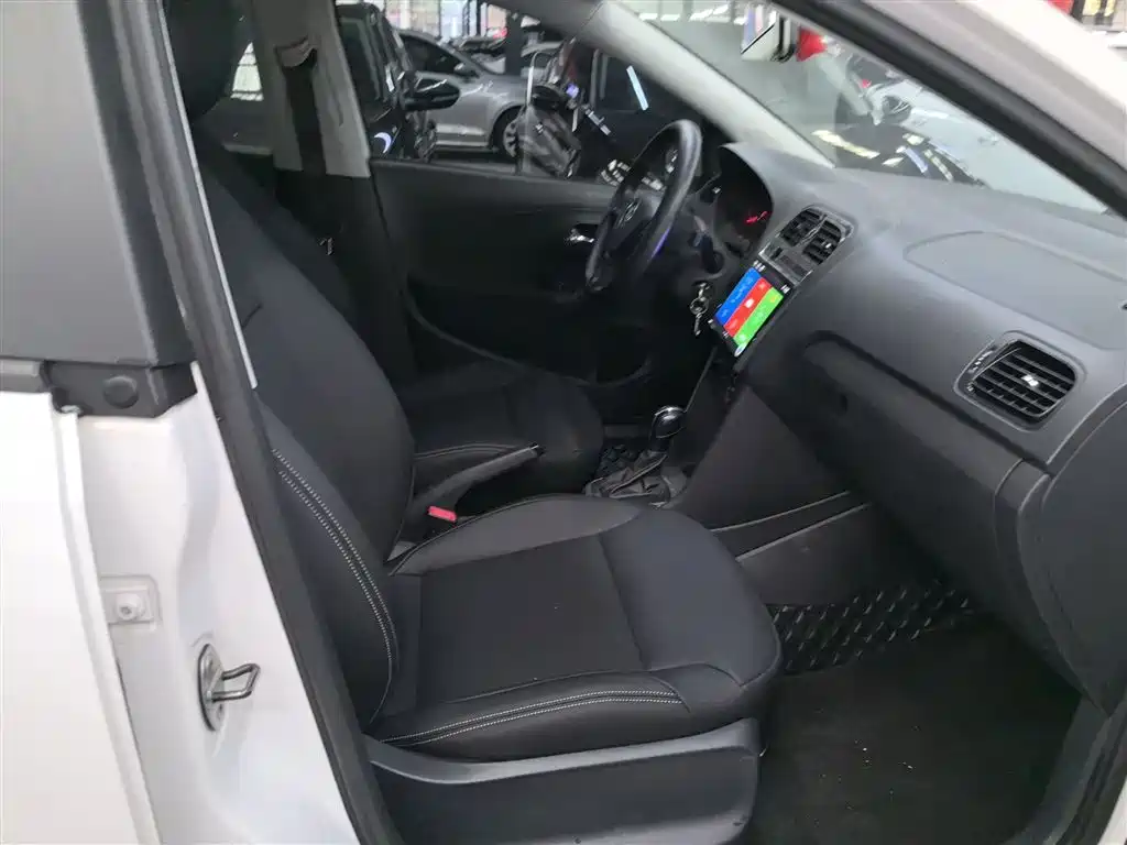 Volkswagen Polo 2016 1.4L Automatic Trend фото 25