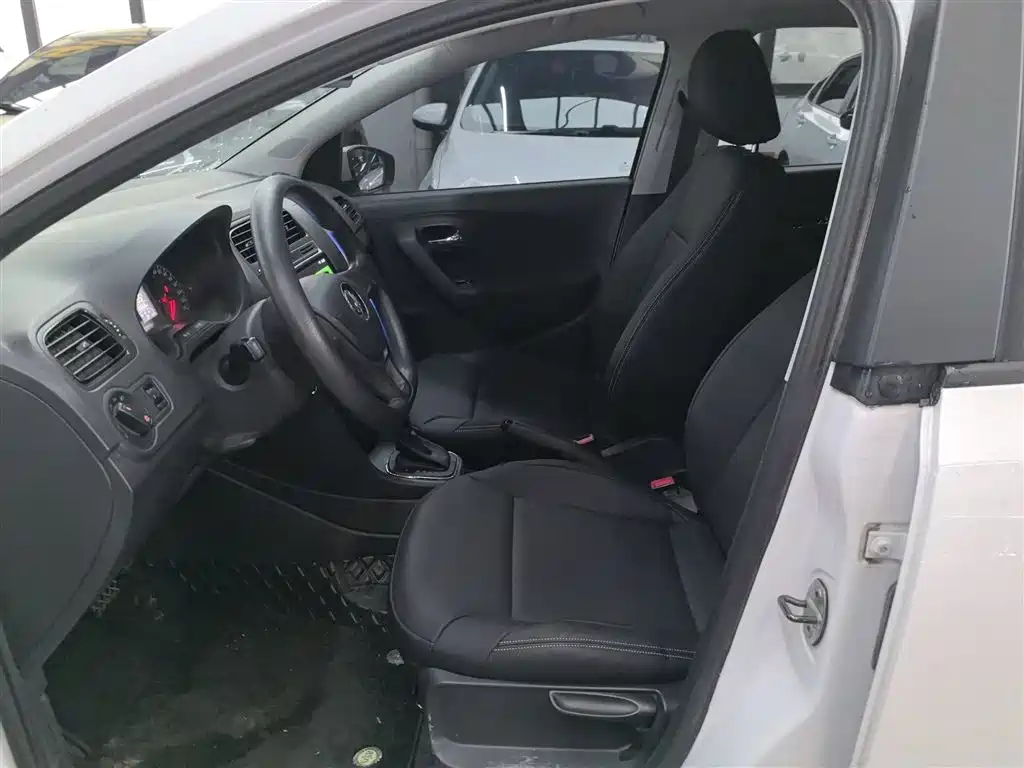 Volkswagen Polo 2016 1.4L Automatic Trend фото 15
