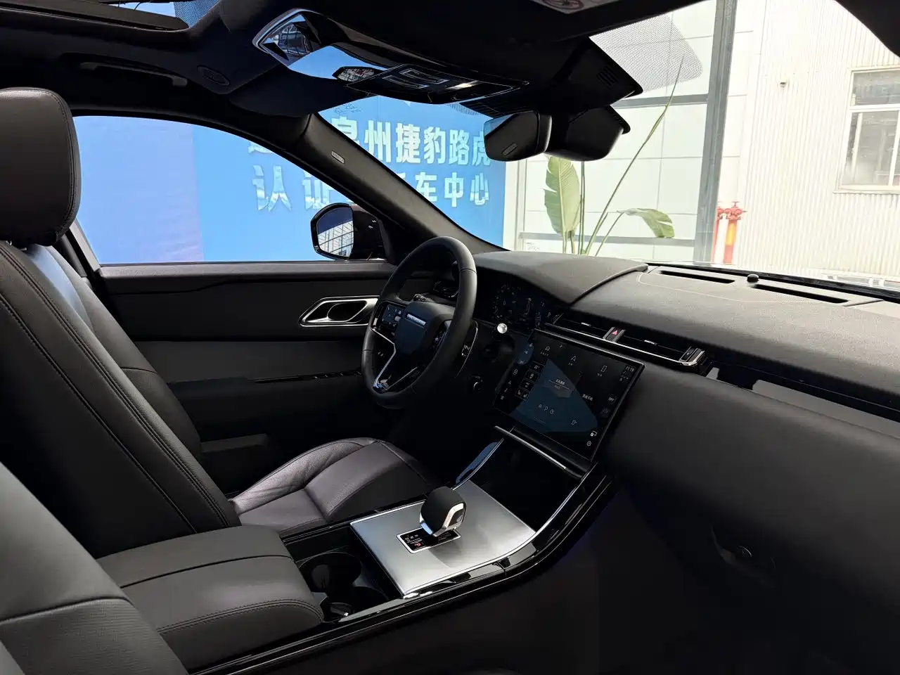 Land Rover Range Rover Velar 2025 S фото 7