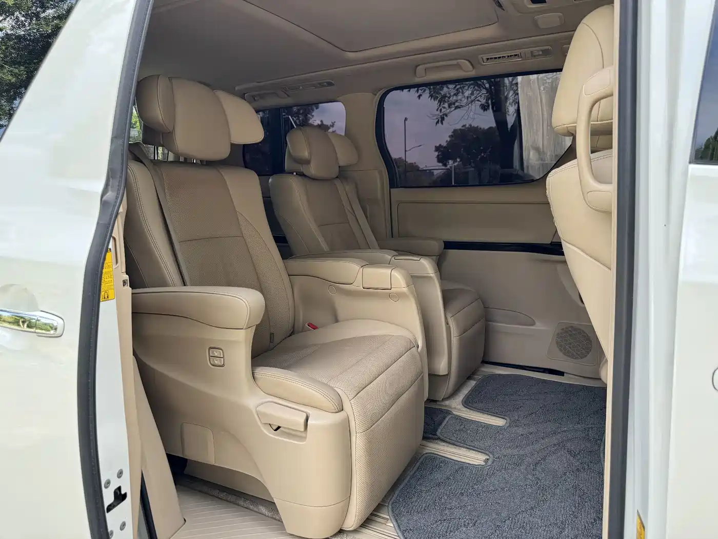 Toyota Alphard 2012 3.5L Luxury Edition фото 10