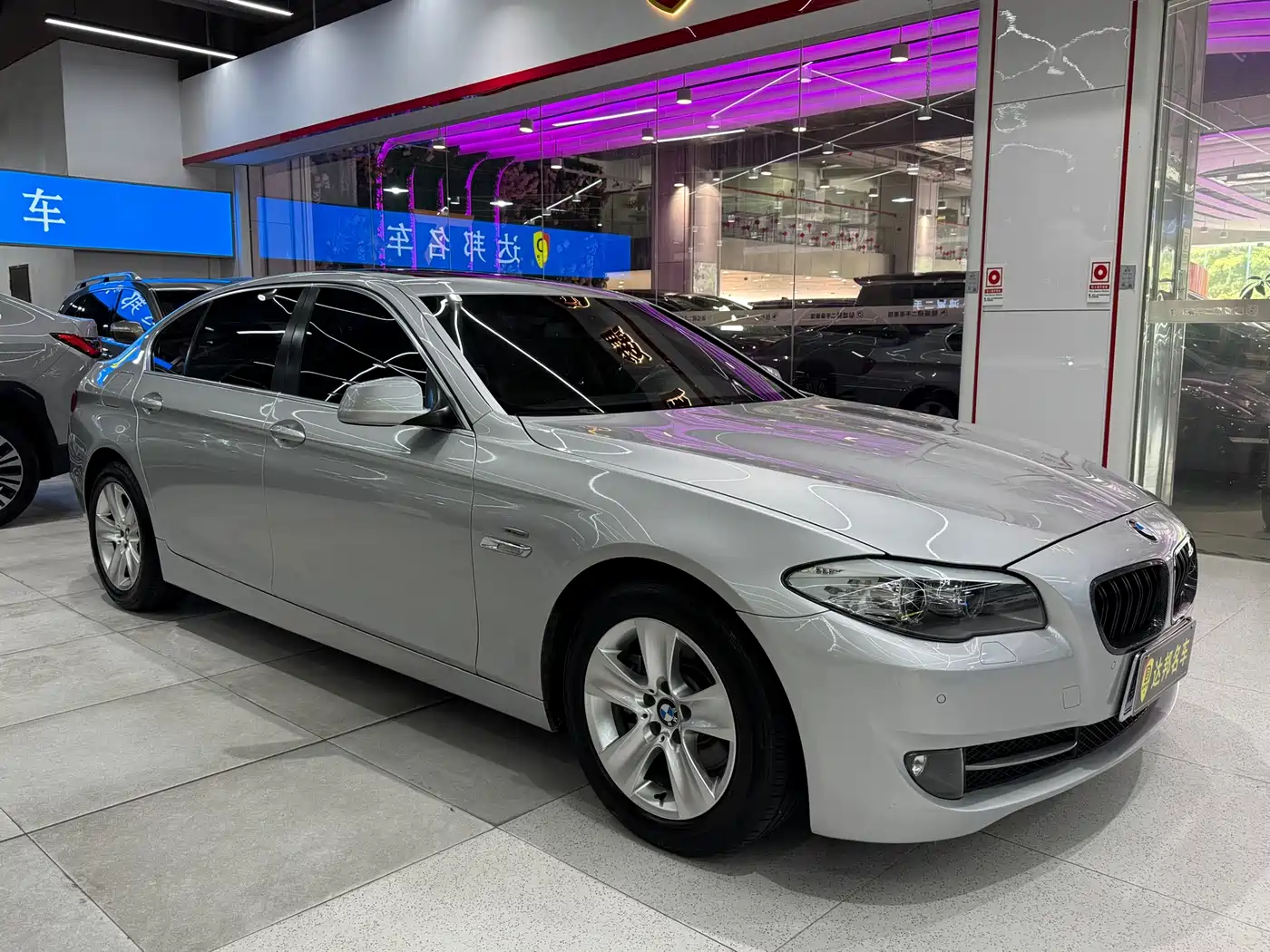 BMW 5 Series 2011 528Li Luxury фото 3