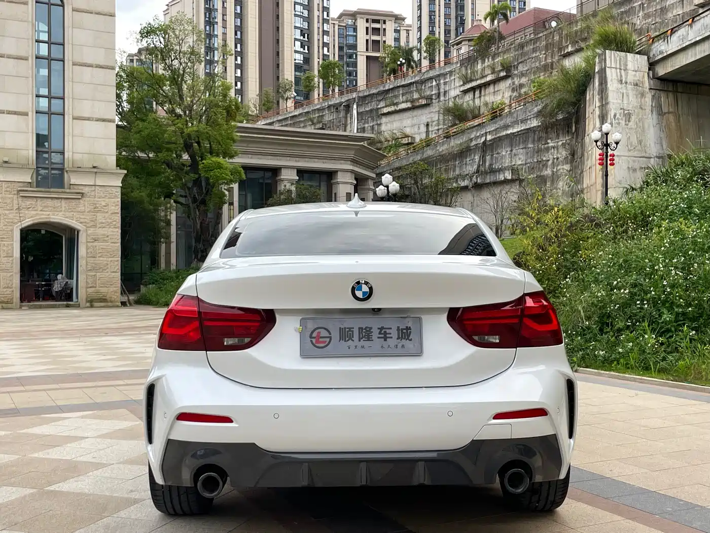 BMW 1 Series 2023 120i M Sport Shadow Edition фото 7