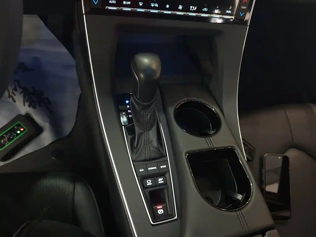 Toyota Avalon 2019 Hybrid 2.5L Luxury Edition China VI фото 14