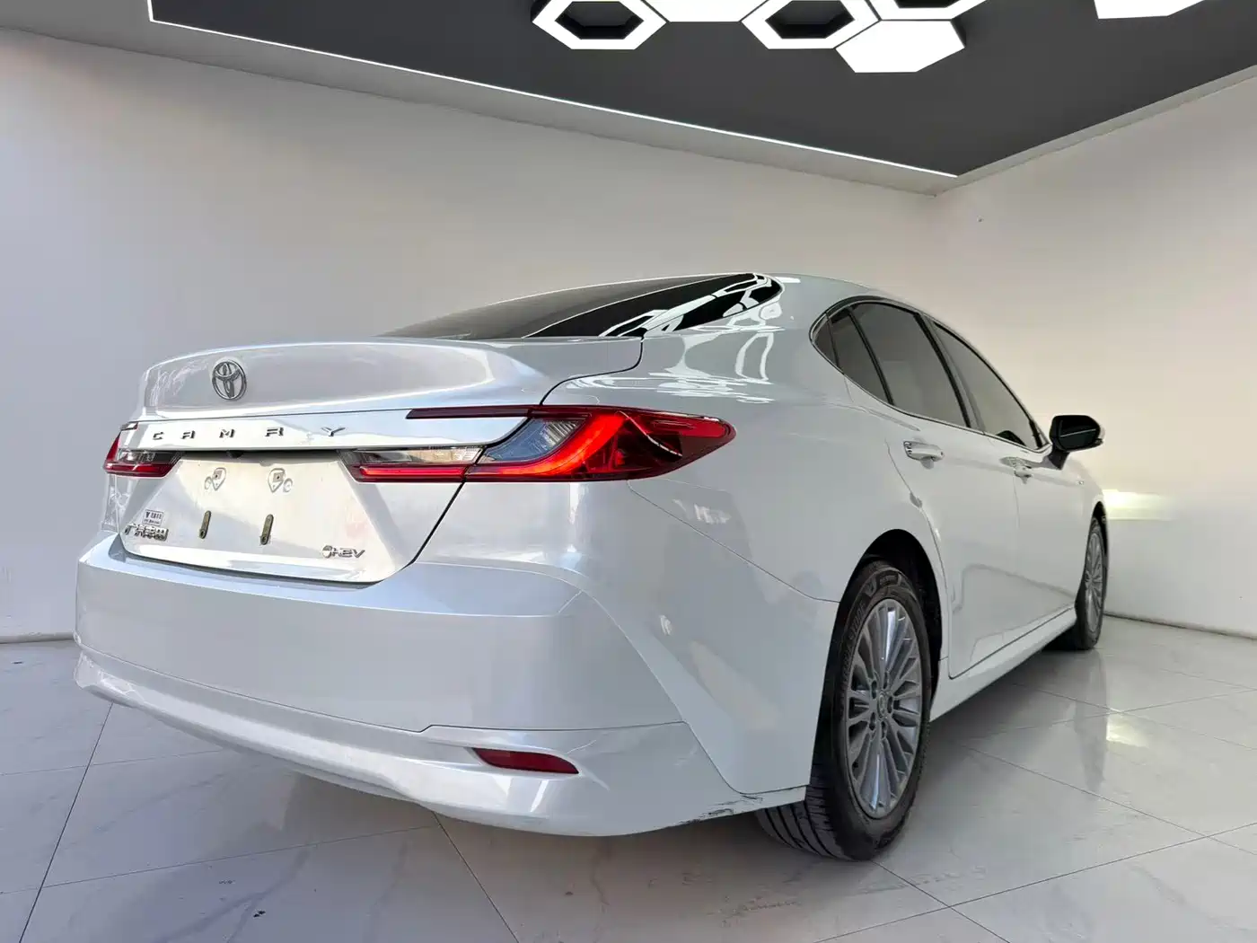 Toyota Camry 2024 Hybrid 2.0HGVP Luxury Edition фото 3
