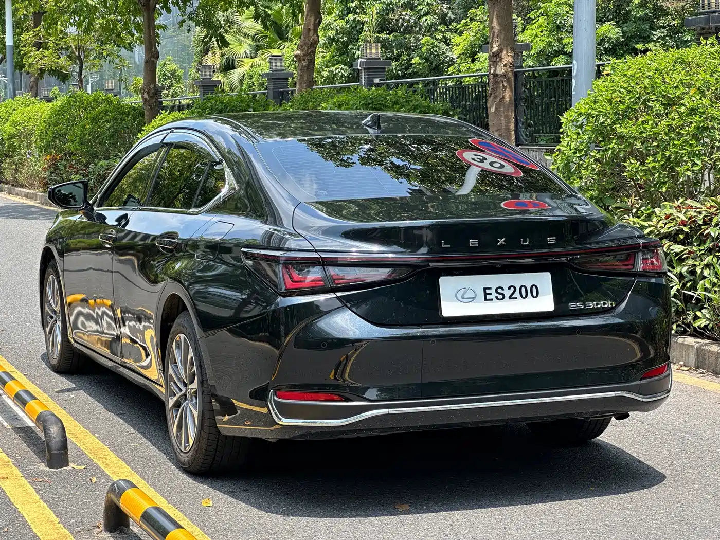 Фото 13 - Lexus ES