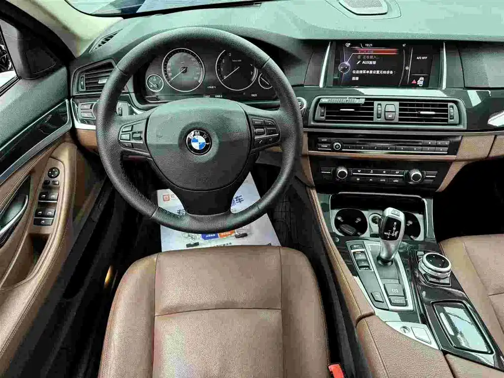 BMW 5 Series (Import) 2014 520i Classic фото 6