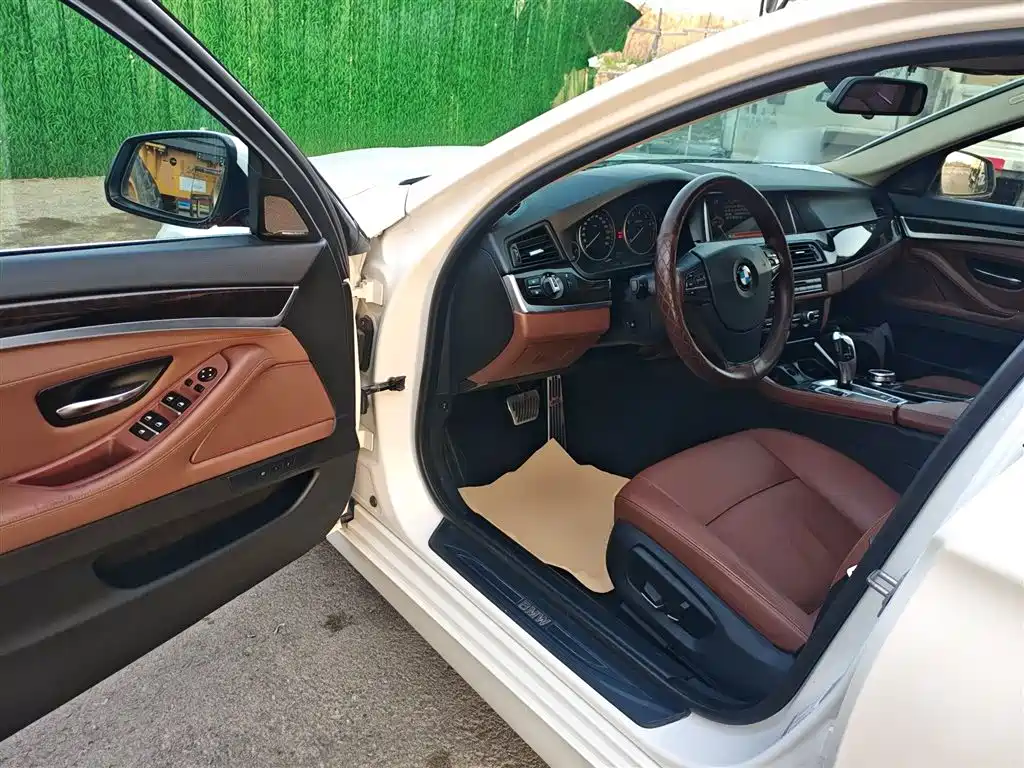 BMW 5 Series 2014 525Li Leading фото 12