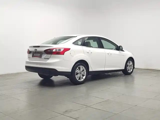 Ford Focus 2012 Sedan 1.6L Manual Comfort — фото 2