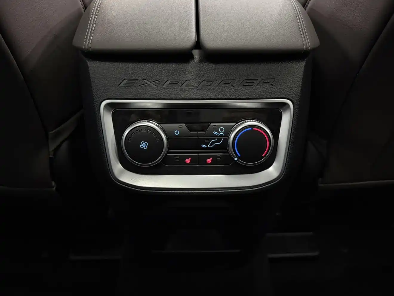 Photo 11 - Ford Explorer