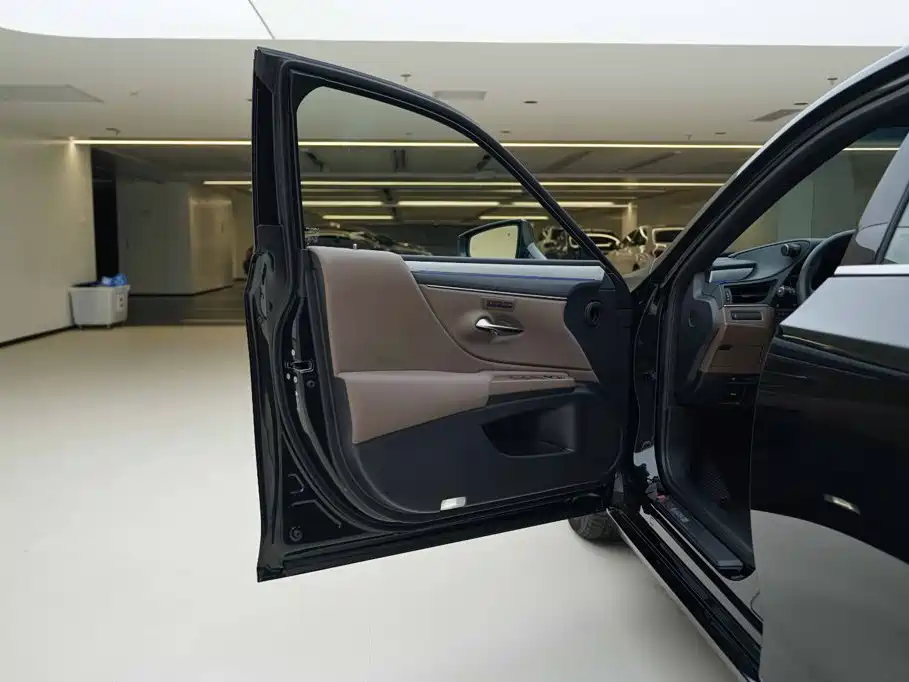 Lexus ES 2025 2025 200 Ultimate Edition
