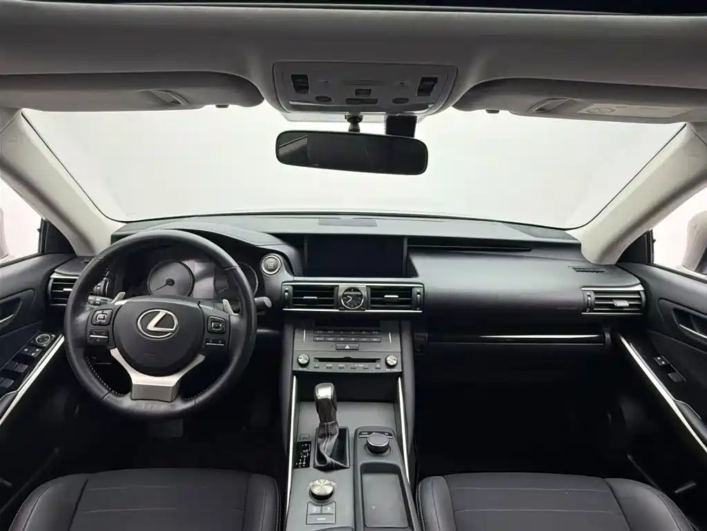 Lexus IS 2017 300 Leading Edition фото 4