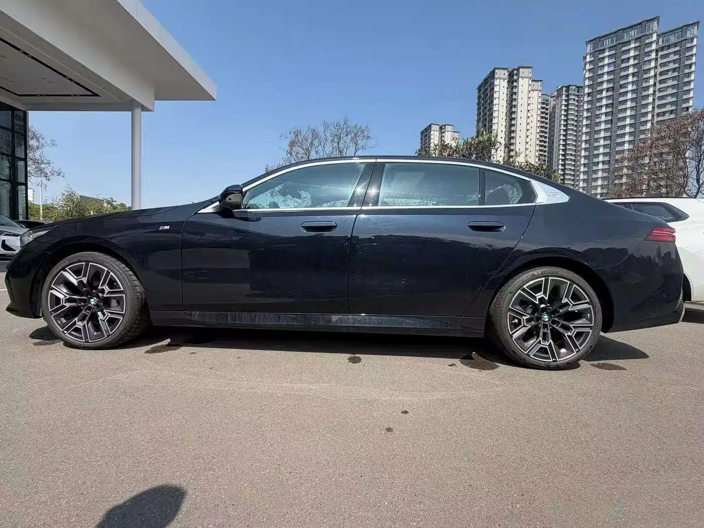 BMW 5 Series 2025 530Li Premium M Sport Package фото 3