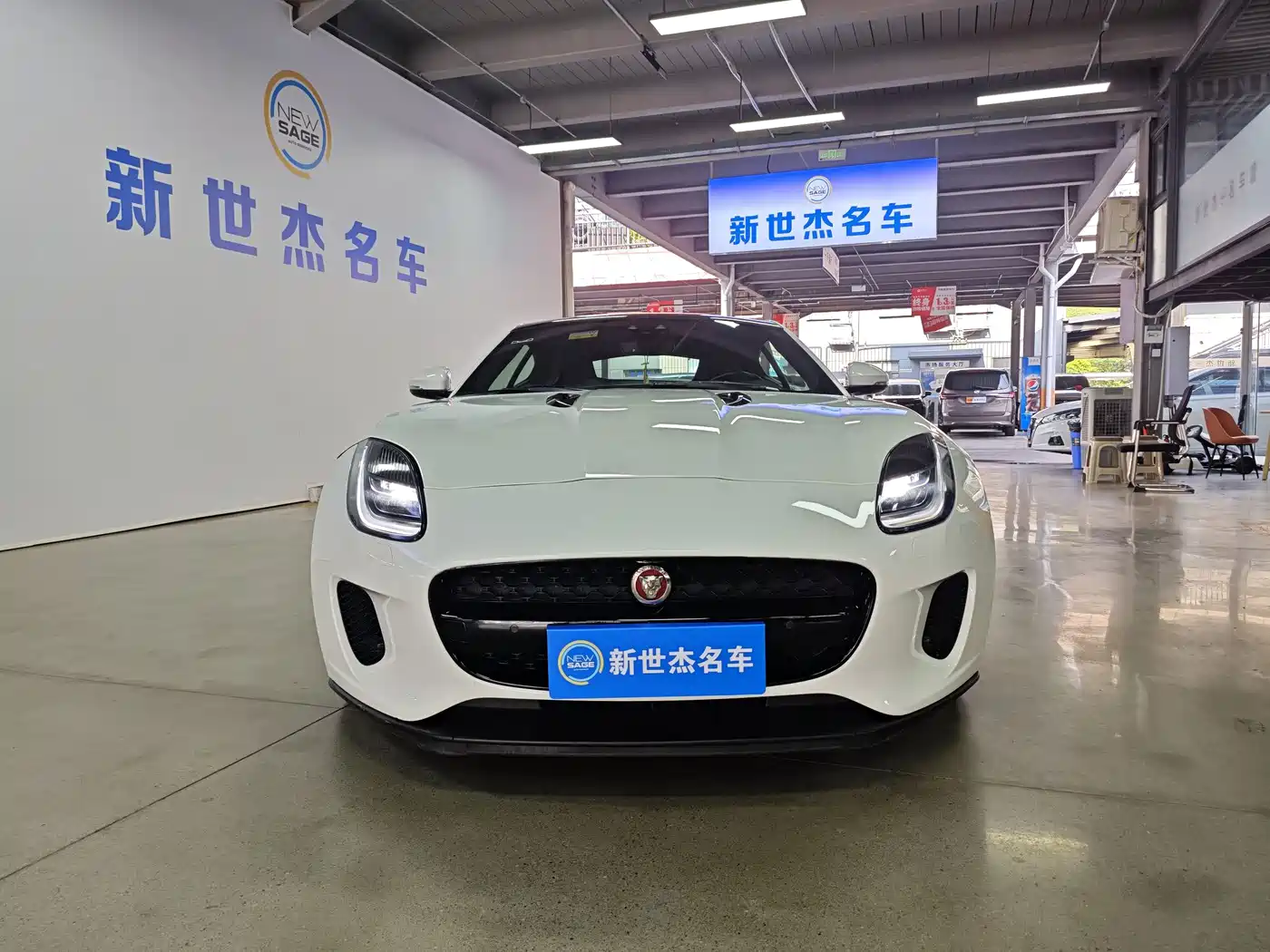 Фото 2 - Jaguar F-TYPE