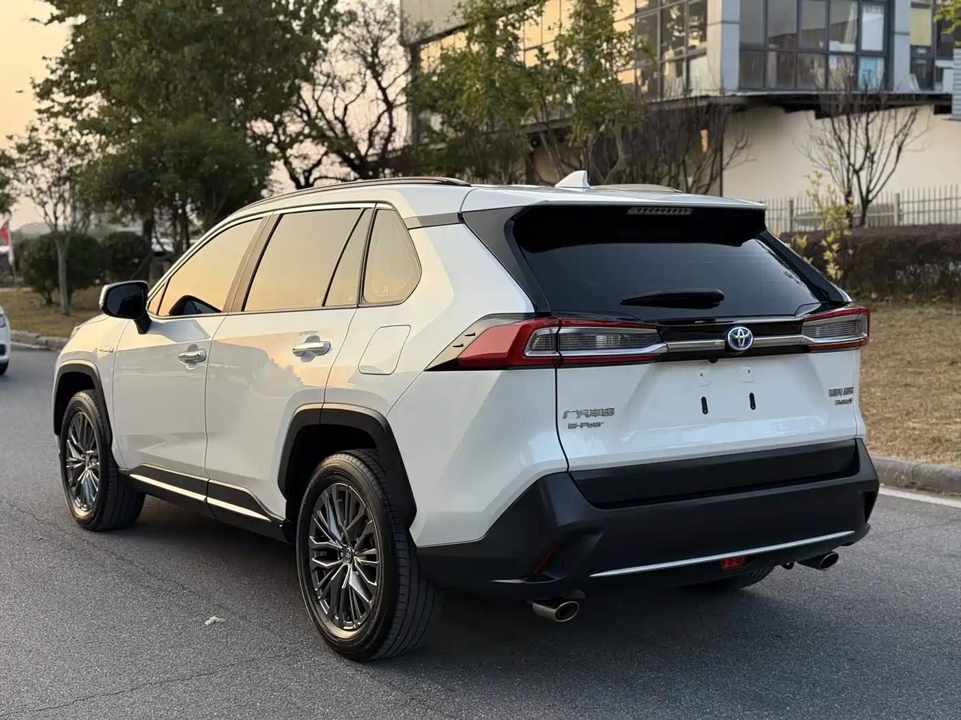 Toyota Wildlander 2023 Hybrid 2.5L E-CVT AWD Premium Edition фото 6