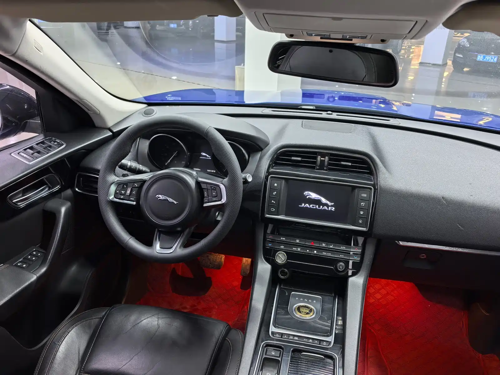 Фото 11 - Jaguar F-PACE