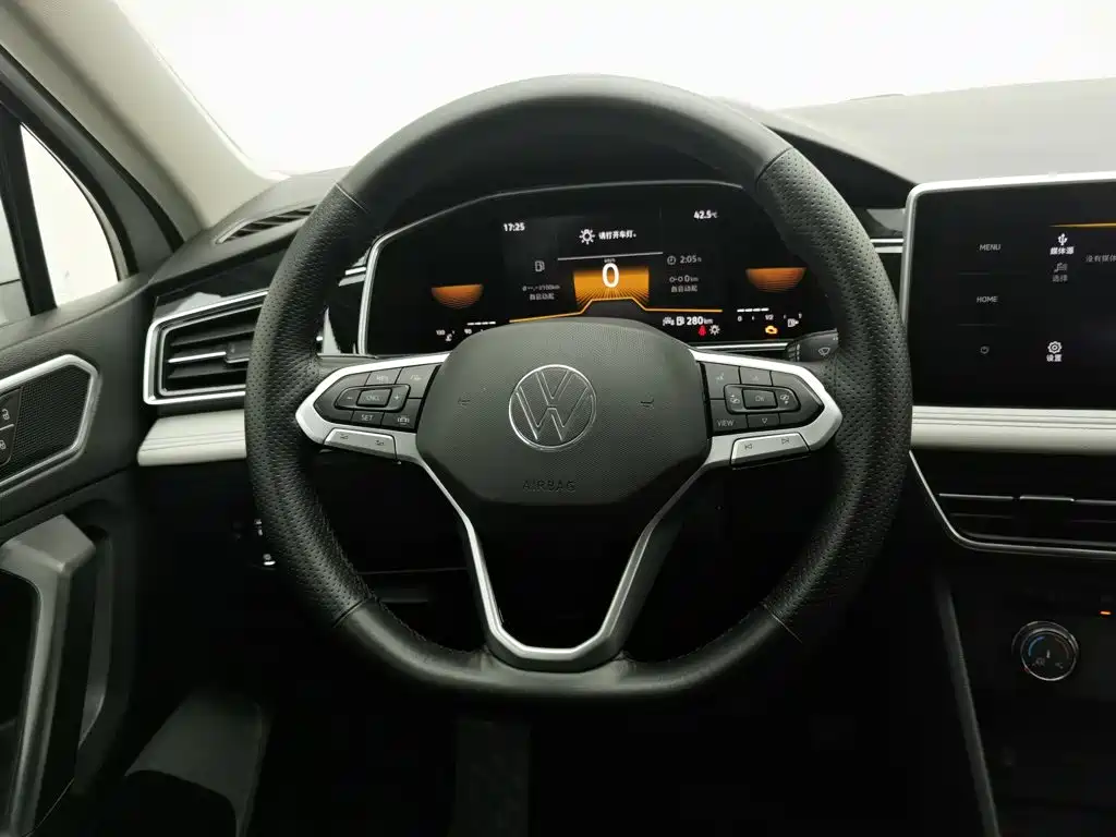 Фото 11 - Volkswagen Tiguan L