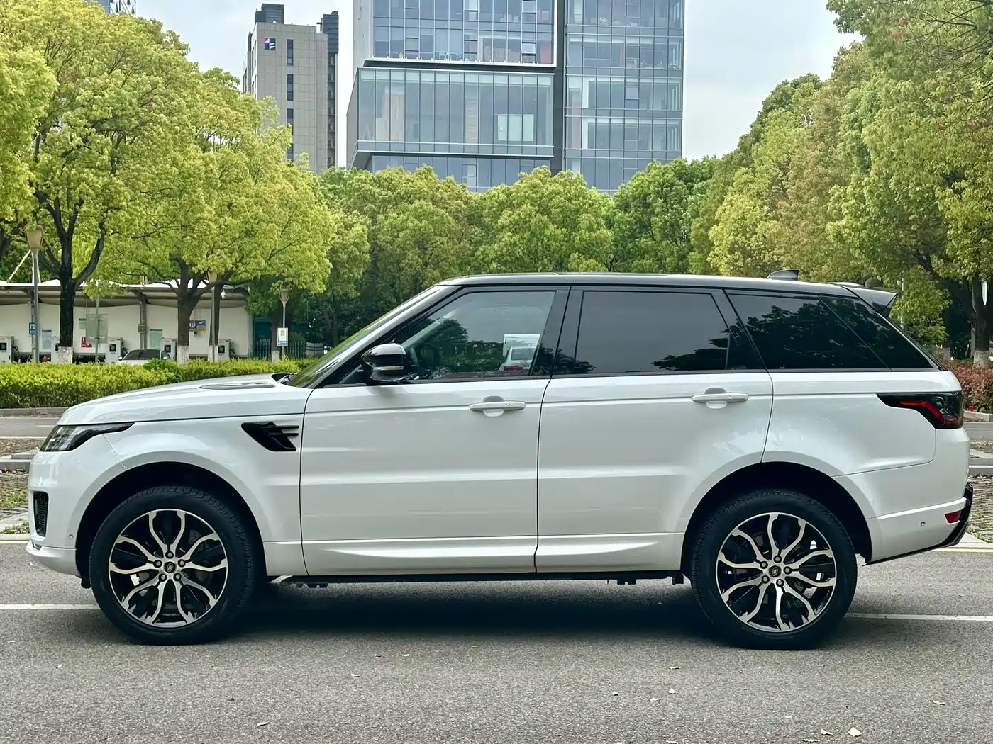 Land Rover Range Rover Sport 2022 3.0 L6 Gloss Black Edition фото 19