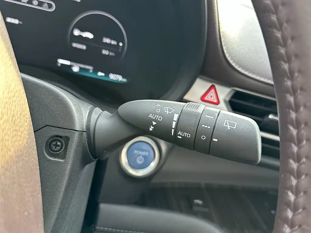 Toyota Sienna 2023 2.5L Hybrid Platinum Edition фото 27