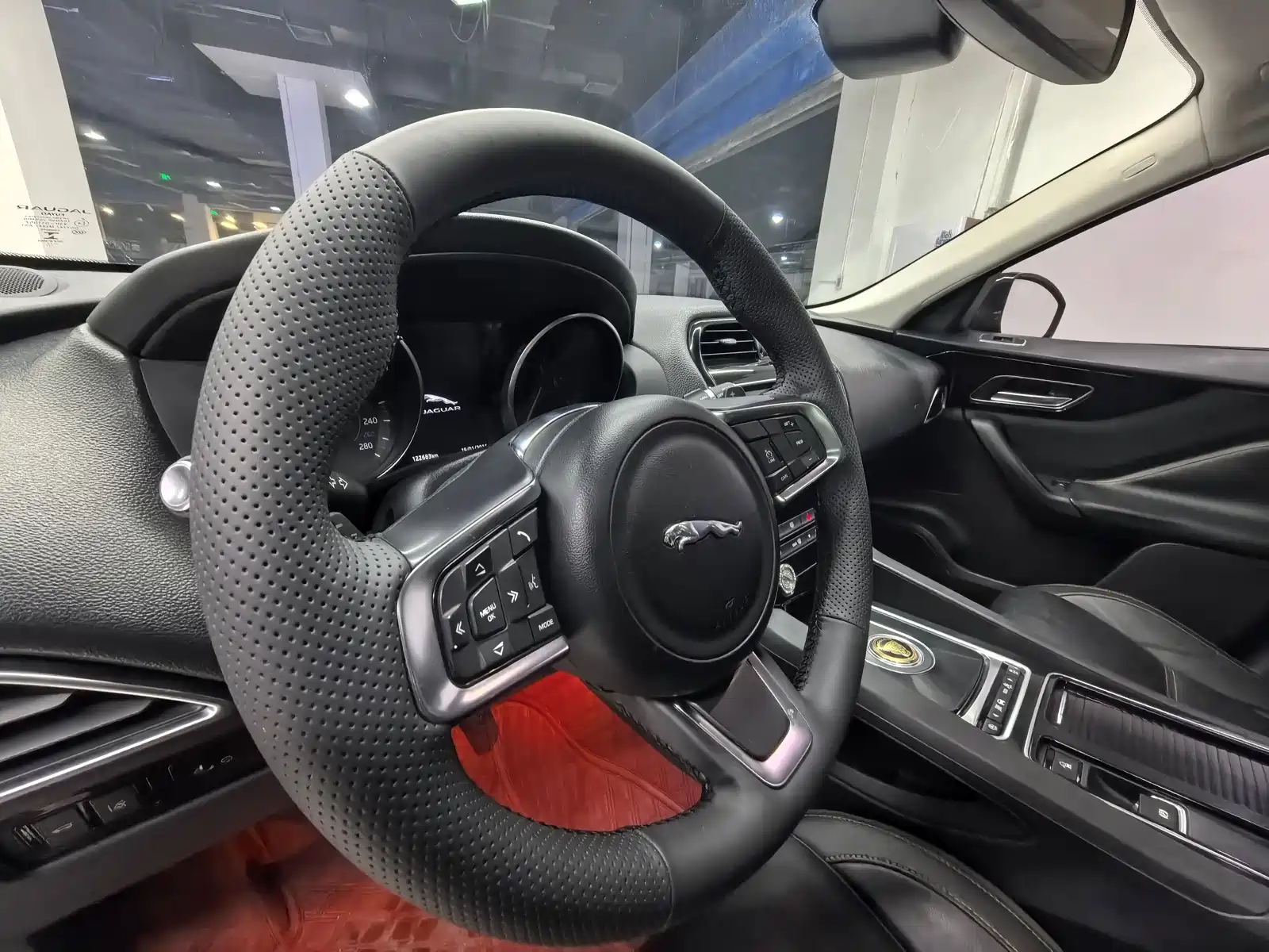 Фото 10 - Jaguar F-PACE