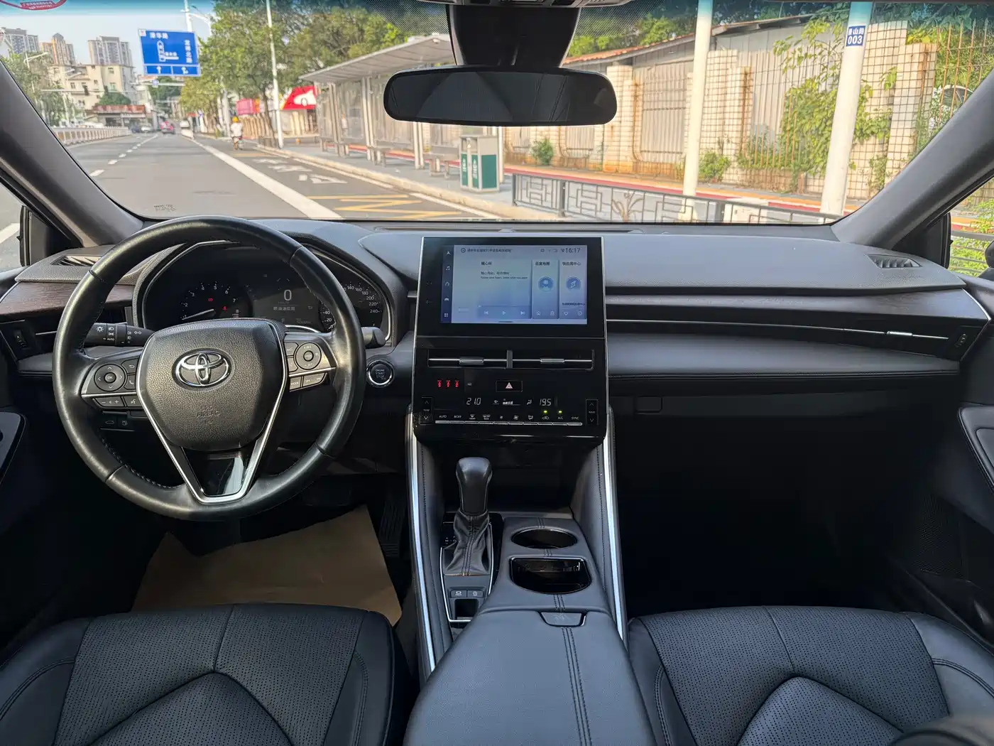 Photo 7 - Toyota Avalon