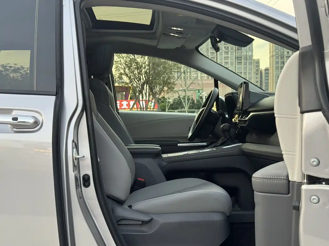 Toyota Granvia 2023 2.5L Hybrid Comfort Edition фото 13