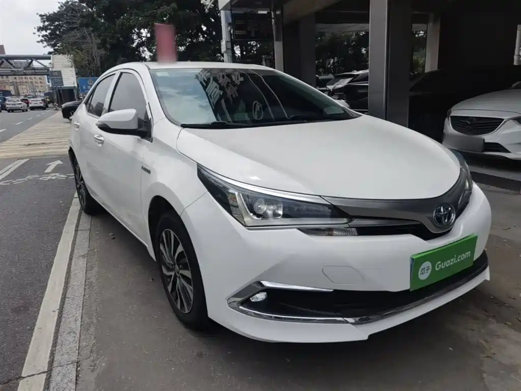 Toyota Corolla 2016 Hybrid 1.8L E-CVT Leading Edition фото 4