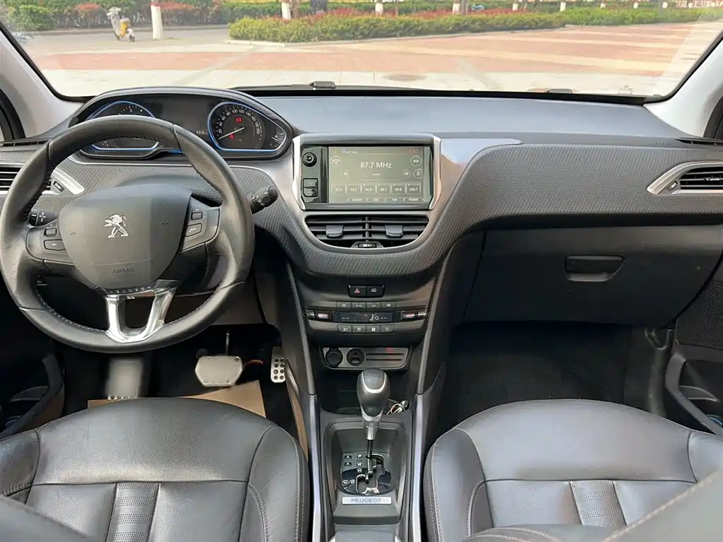 Peugeot 2008 2014 1.6L Automatic Navigation Edition фото 14