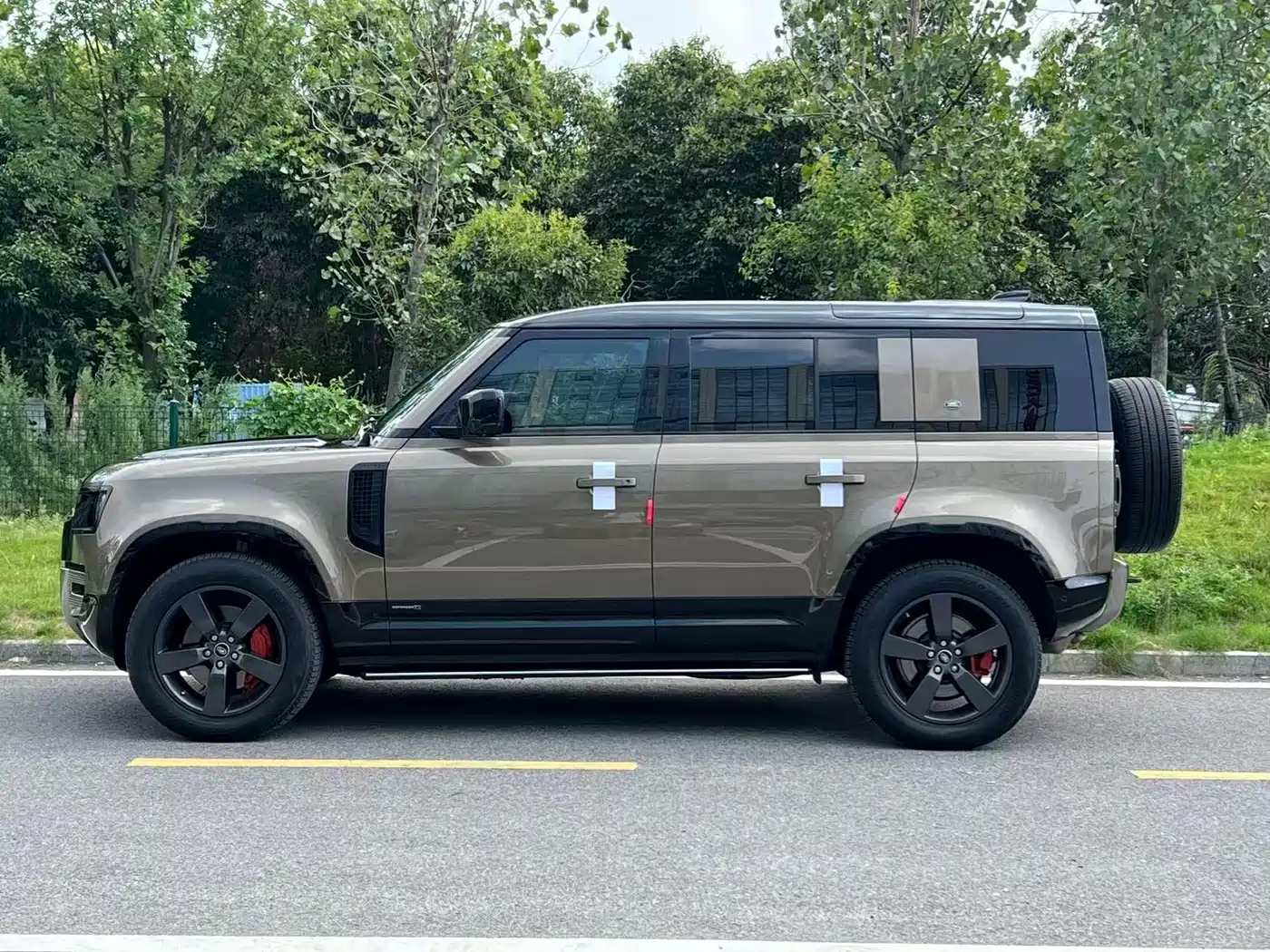 Photo 3 - Land Rover Defender