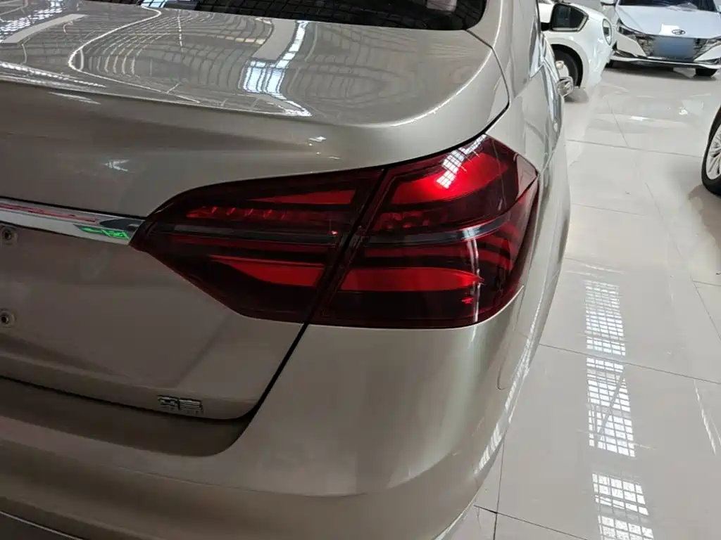 Фото 8 - Geely Emgrand