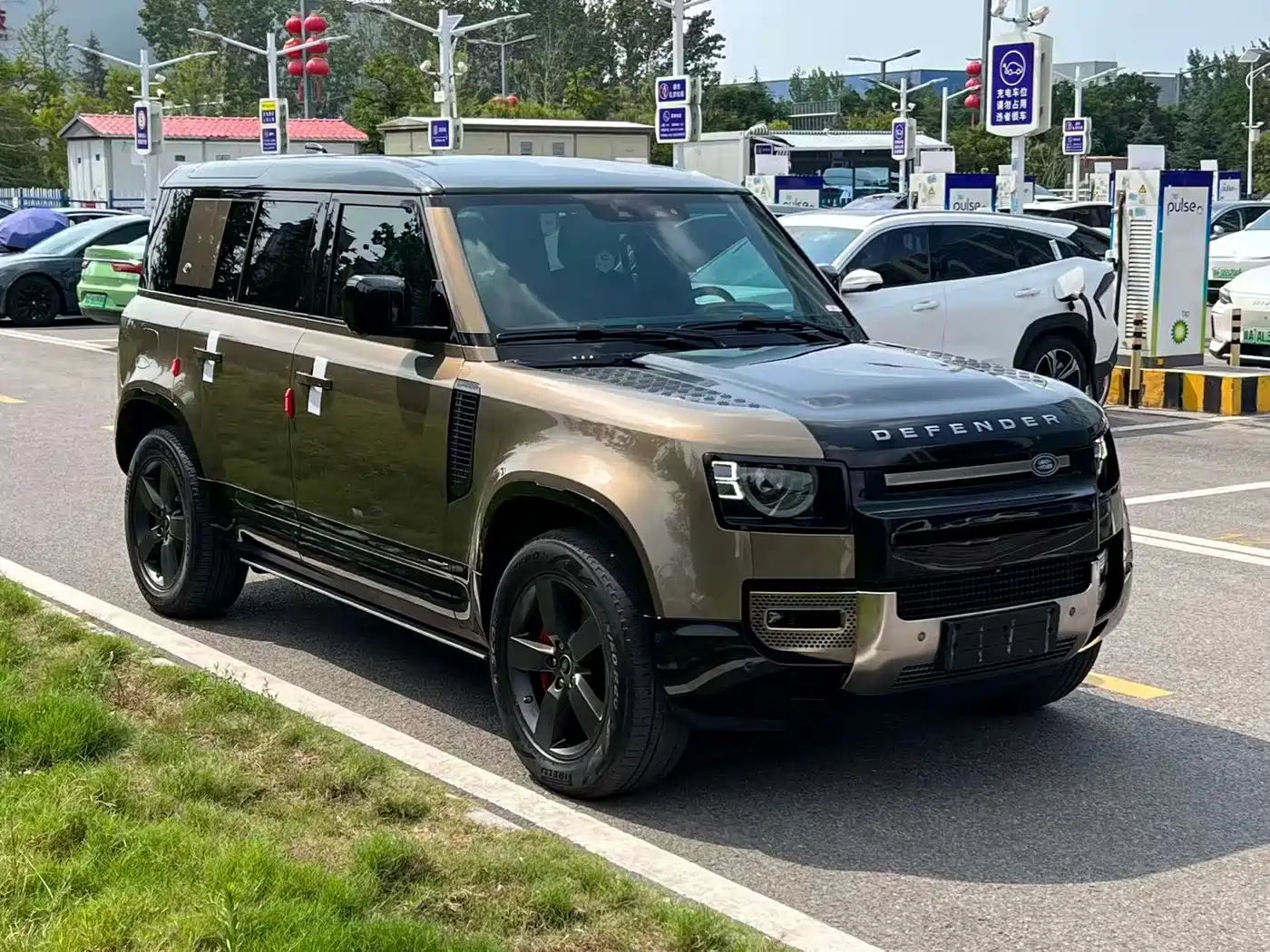 Photo 8 - Land Rover Defender