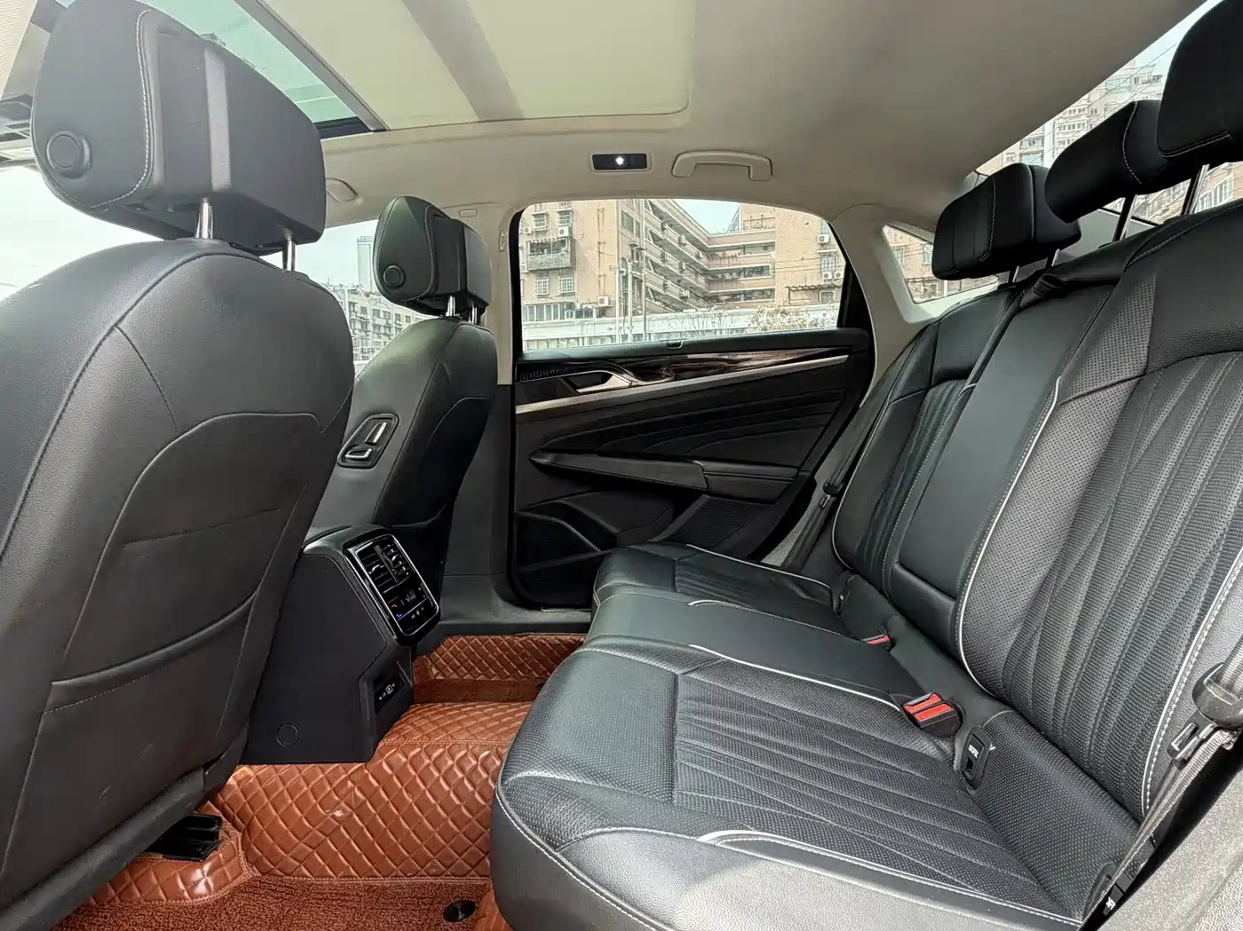 Volkswagen Passat 2023 330TSI Luxury Edition фото 8