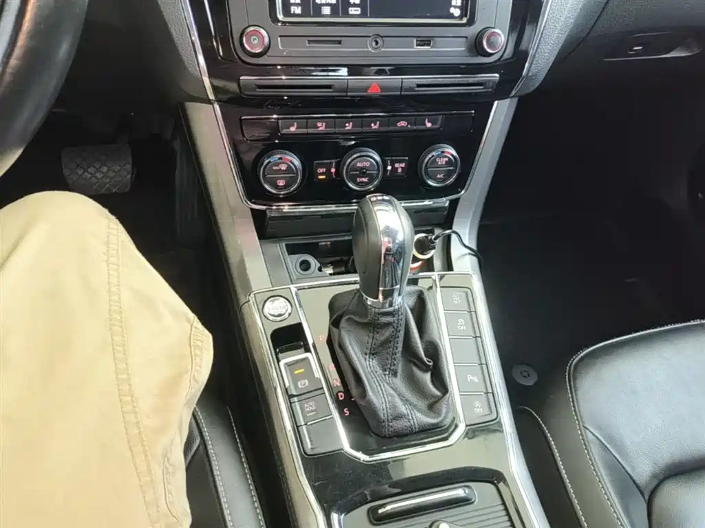 Volkswagen Passat 2017 330TSI DSG Prestige фото 14